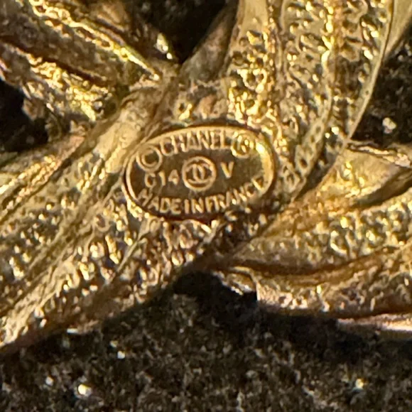 CHANEL Twisted Gold and Crystal Brooch - Picture 4 of 9